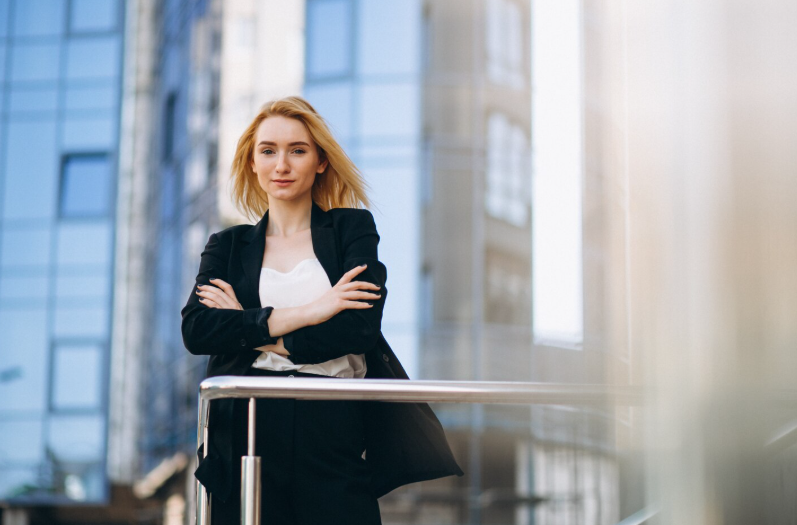 уверенная в себе женщина предприниматель